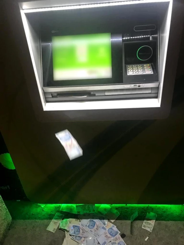 Şaşkın vatandaşın ATM'ye fazla yüklediği paralar yola saçıldı