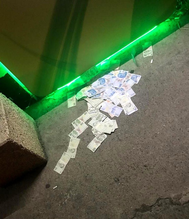 Şaşkın vatandaşın ATM'ye fazla yüklediği paralar yola saçıldı Şaşkın vatandaşın ATM'ye fazla yüklediği paralar yola saçıldı