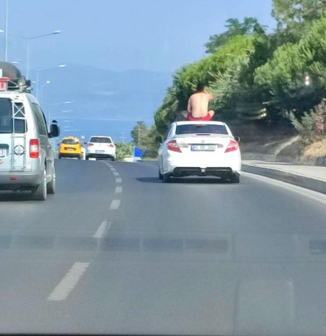 Seyir halindeki otomobilin tavanında oyun oynayan kişiye ceza yağdı Seyir halindeki otomobilin tavanında oyun oynayan kişiye ceza yağdı