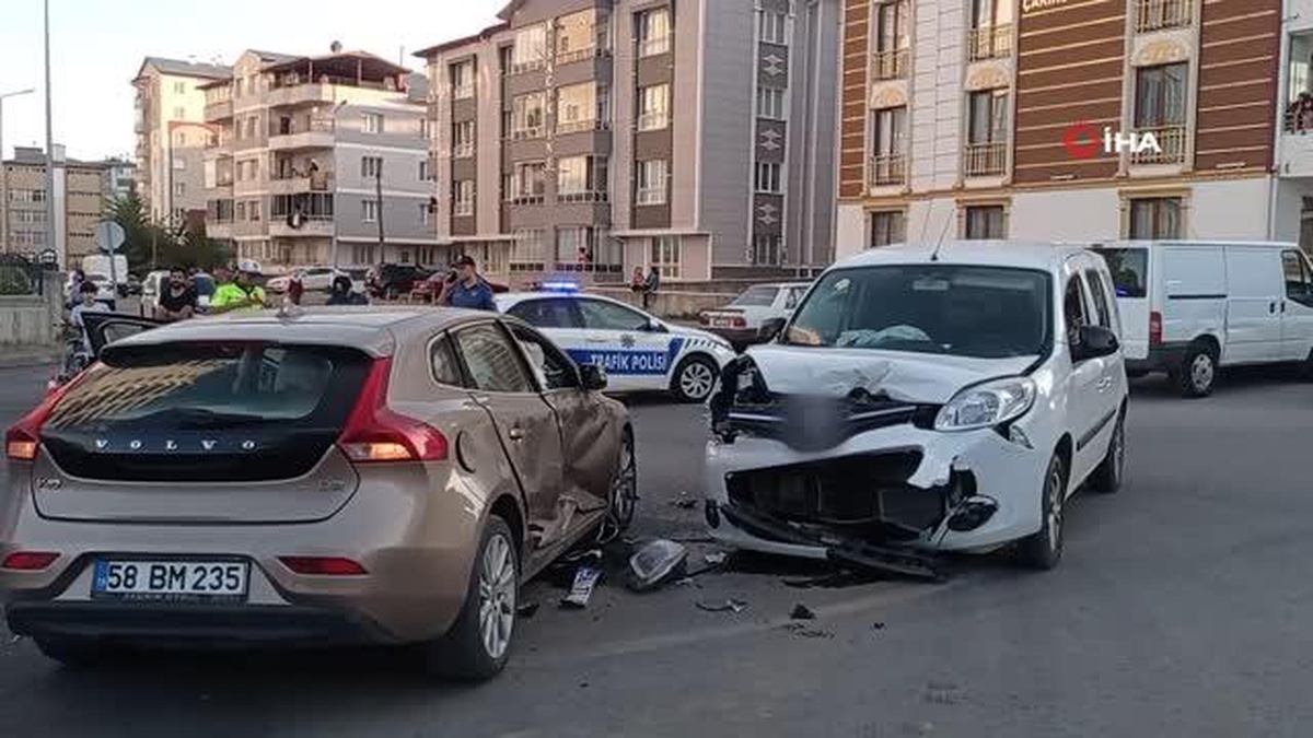 Sivas\'ta otomobiller çarpıştı: 3\'ü çocuk 6 yaralı