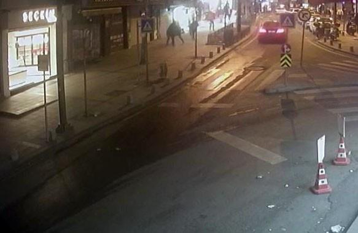 İstanbul\'da dehşet anları kamerada: Tartıştığı genci sırtından bıçaklayıp restorana sığındı