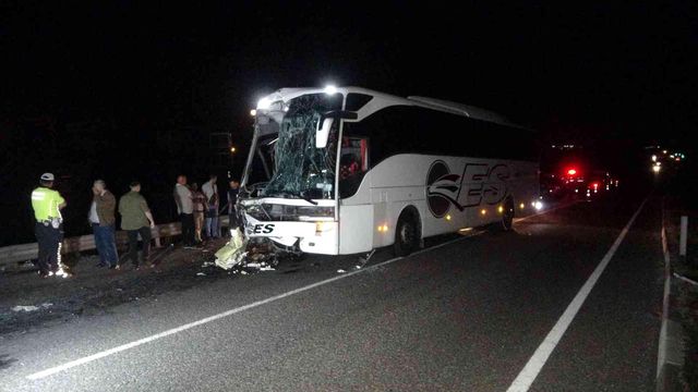 Yolcu otobüsü arkadan tıra çarptı: 1 ölü, 43 yaralı Yolcu otobüsü arkadan tıra çarptı: 1 ölü, 43 yaralı
