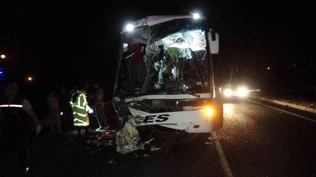 Yolcu otobüsü arkadan tıra çarptı: 1 ölü, 43 yaralı Yolcu otobüsü arkadan tıra çarptı: 1 ölü, 43 yaralı
