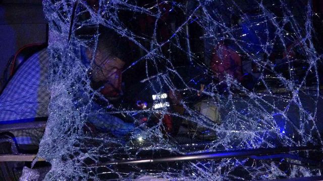 Yolcu otobüsü arkadan tıra çarptı: 1 ölü, 43 yaralı Yolcu otobüsü arkadan tıra çarptı: 1 ölü, 43 yaralı