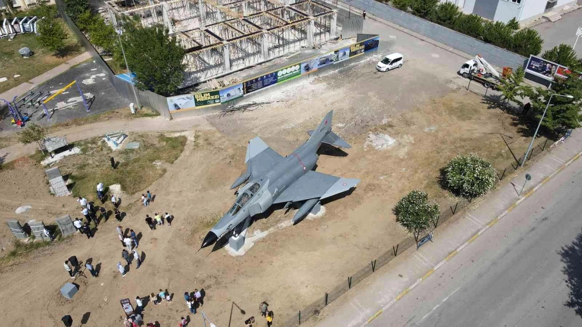 Türkiye\'de ilk kez karadan yürütülen F4 savaş uçağı Bilim Merkezi\'ne yerleştirildi