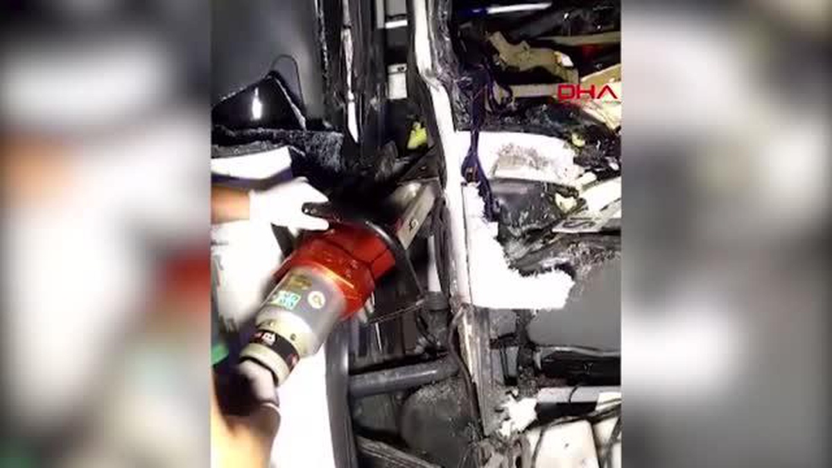 UŞAK\'TA YOLCU OTOBÜSÜ, TIR\'A ÇARPTI; 1 ÖLÜ, 39 YARALI