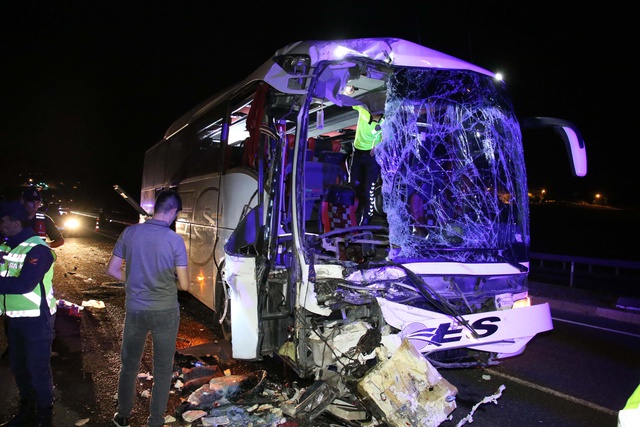Yolcu otobüsü arkadan tıra çarptı: 1 ölü, 43 yaralı Yolcu otobüsü arkadan tıra çarptı: 1 ölü, 43 yaralı