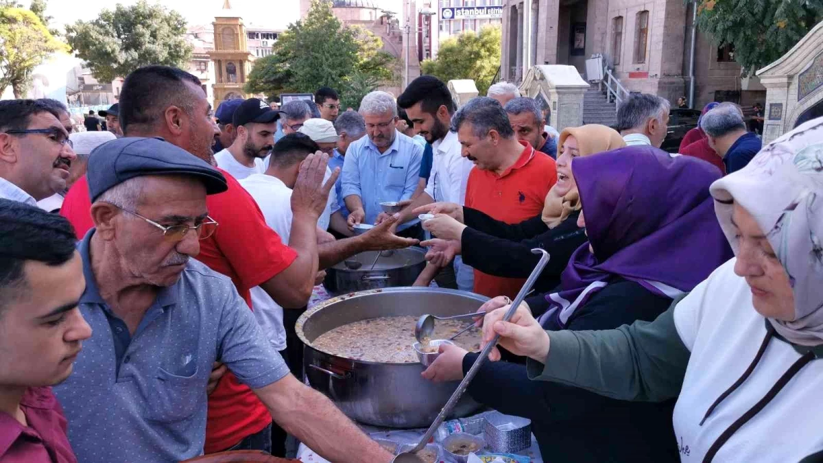 Aksaray\'da AK Parti\'den vatandaşlara aşure ikramı