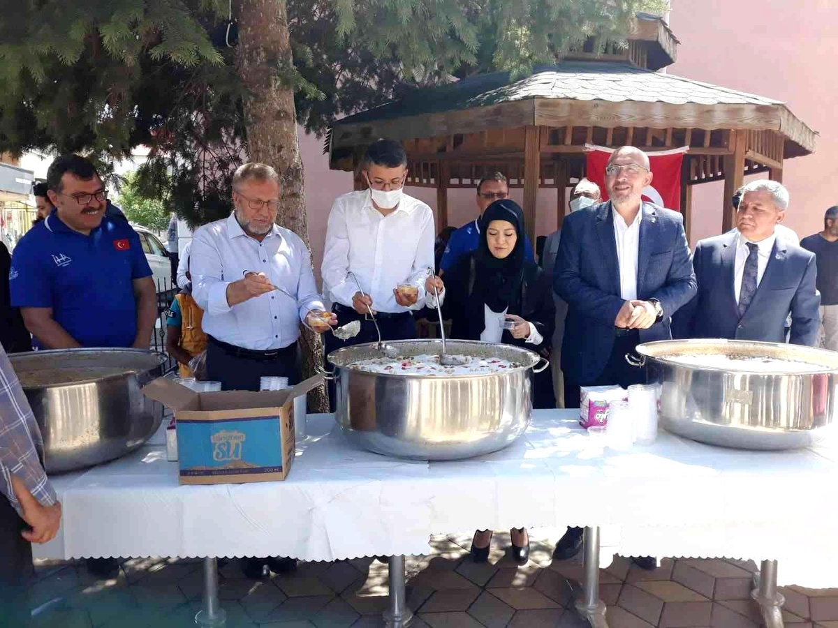 Altıntaş Belediyesi\'nden vatandaşlara aşure ikramı