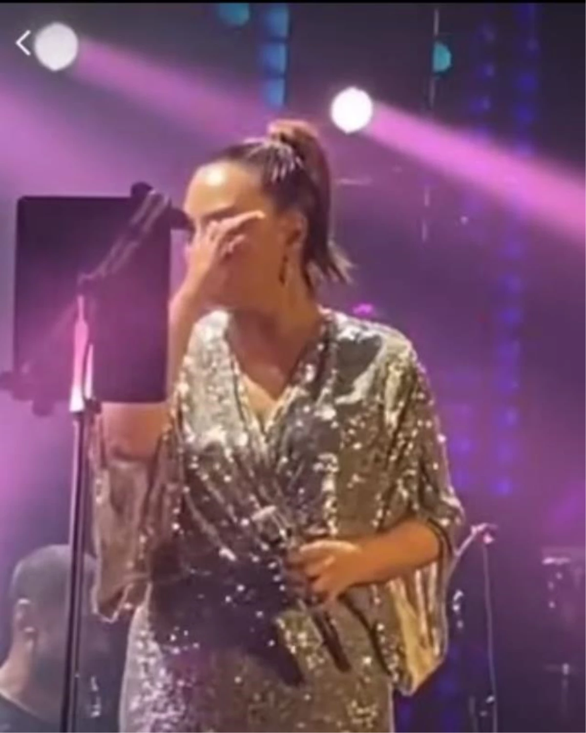 Annesinin vefatının ardından sahneye çıkan şarkıcı Ebru Gündeş, gözyaşlarına hakim olamayarak konseri yarıda kesti