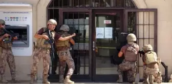 Antalya'da banka müdürü, şubede rehin alındı (2)- Yeniden