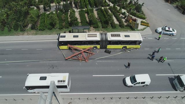 Arnavutköy'de demir yüklü kamyon İETT otobüsünü biçti: 5 yaralı Arnavutköy'de demir yüklü kamyon İETT otobüsünü biçti: 5 yaralı