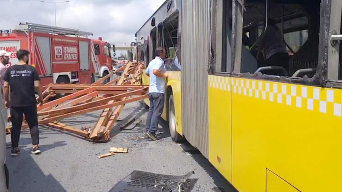 Arnavutköy\'de yanlış yükleme yapılan demir yüklü kamyon, İETT otobüsünü biçti: 2\'si ağır toplam 5 kişi yaralandı