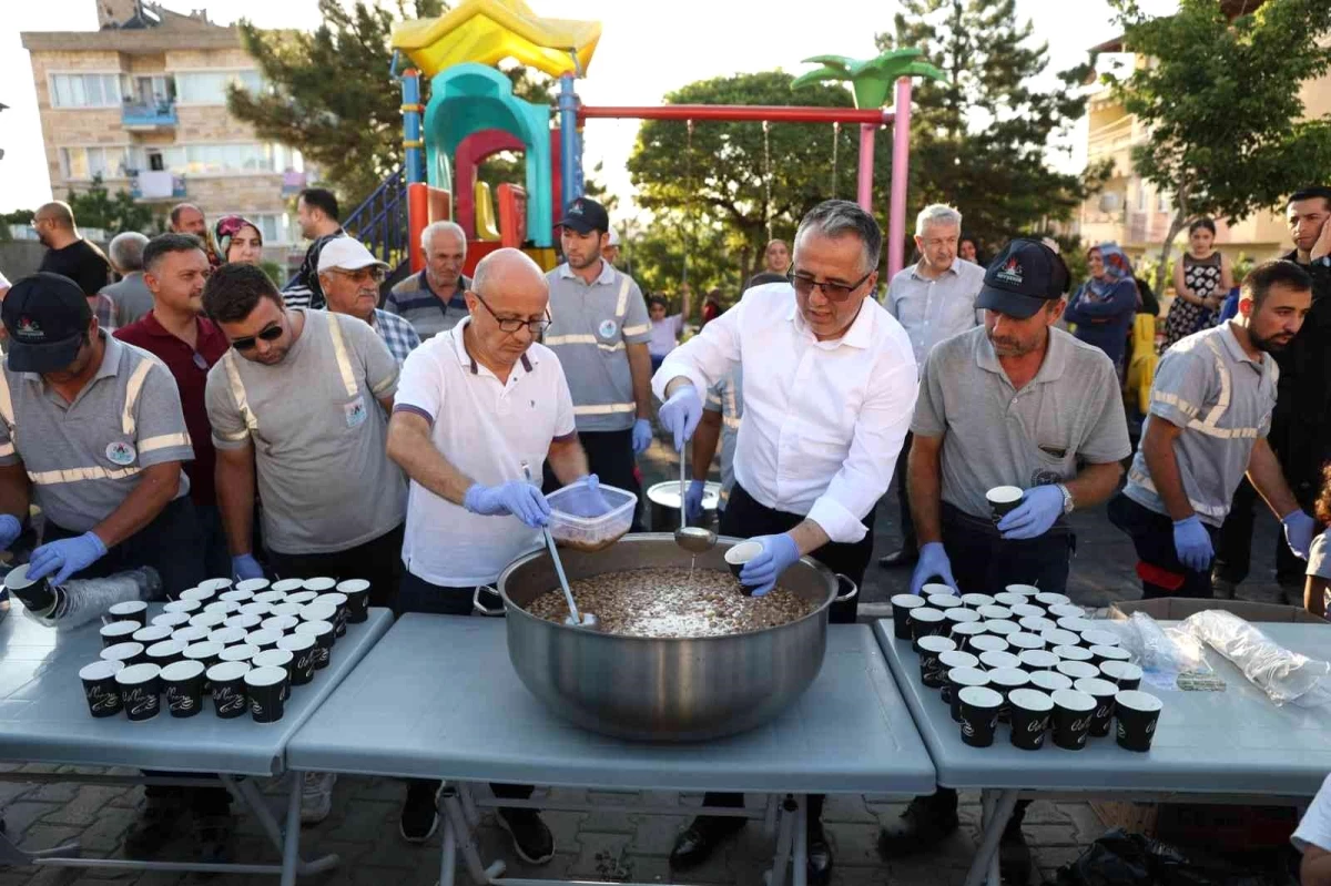 Başkan Savran, aşure dağıtımına katıldı