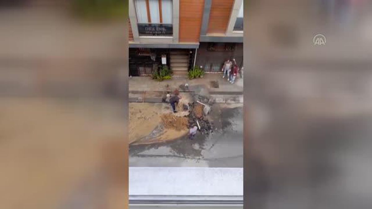 Bayrampaşa'da su borusunun patlaması sonucu caddeyi su bastı