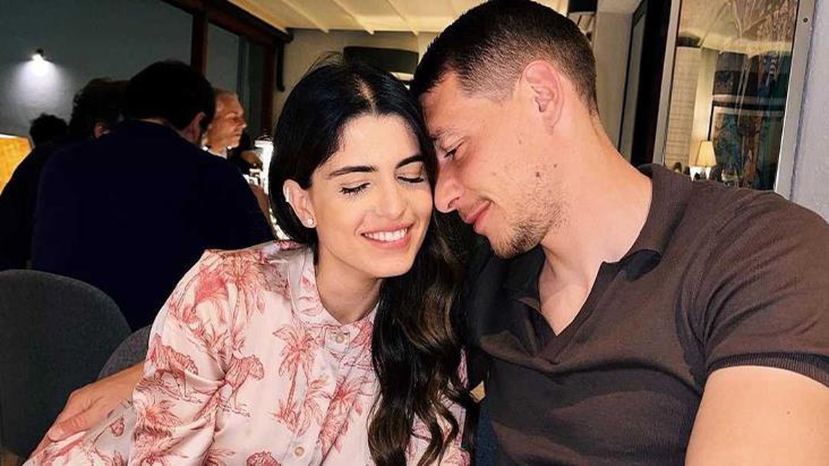 Sarı-kırmızılı taraftar Belotti\'nin eşi ile ilgili çıkan haberler sonrası harekete geçti: Come to Galatasaray
