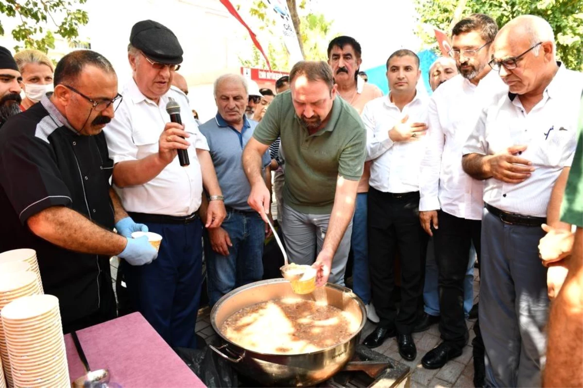 Çiğli Belediyesinden vatandaşlara aşure ikramı