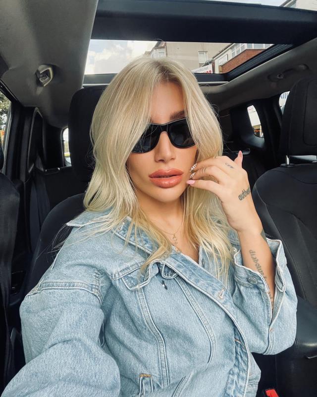 Çılgınlıkta sınır tanımayan İrem Derici, ayak parmaklarının arasına sıkıştırdığı kadehten içki içti