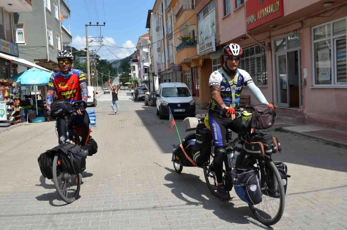 Dünya barışına dikkat çekmek için bisikletle pedal çeviriyorlar