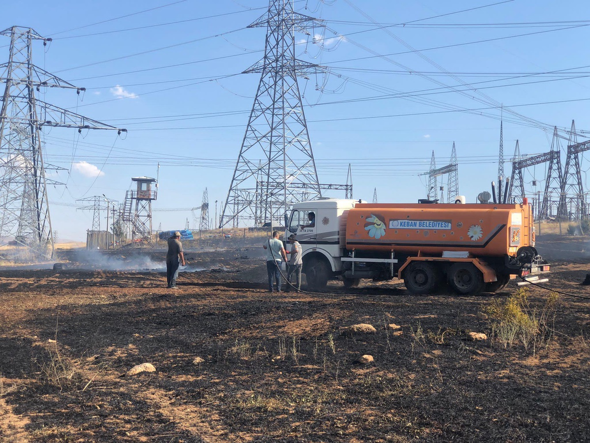 Elazığ\'da çıkan ot yangını trafo merkezine sıçramadan söndürüldü