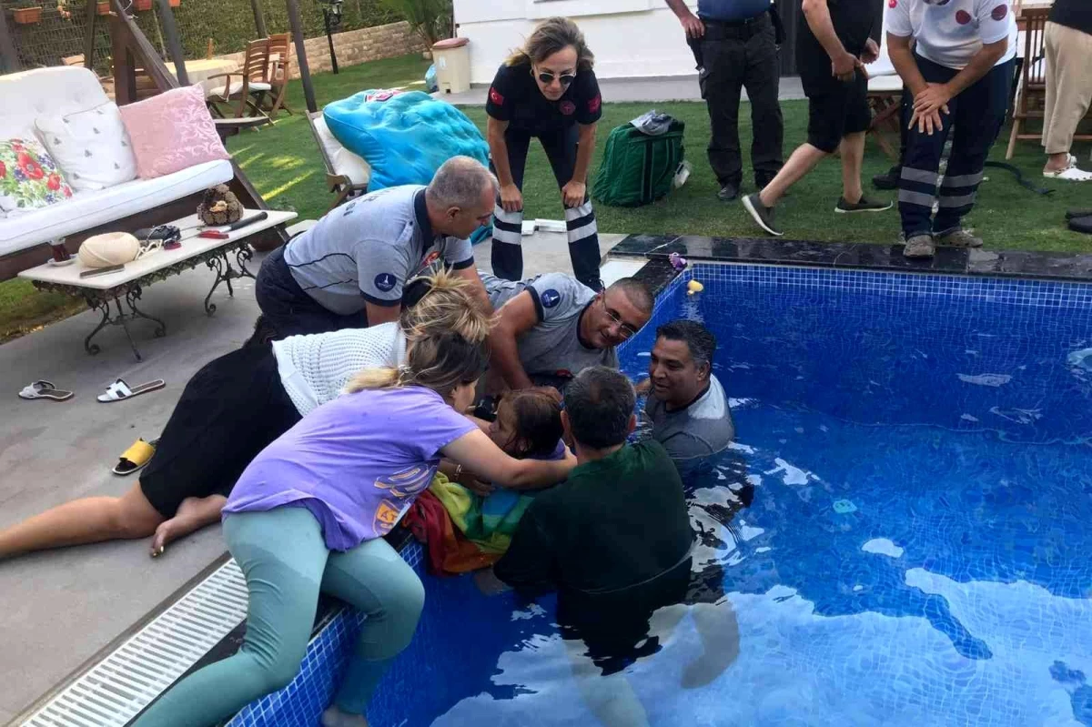 Eli havuzun borusuna sıkışan çocuğu itfaiye ekipleri kurtardı