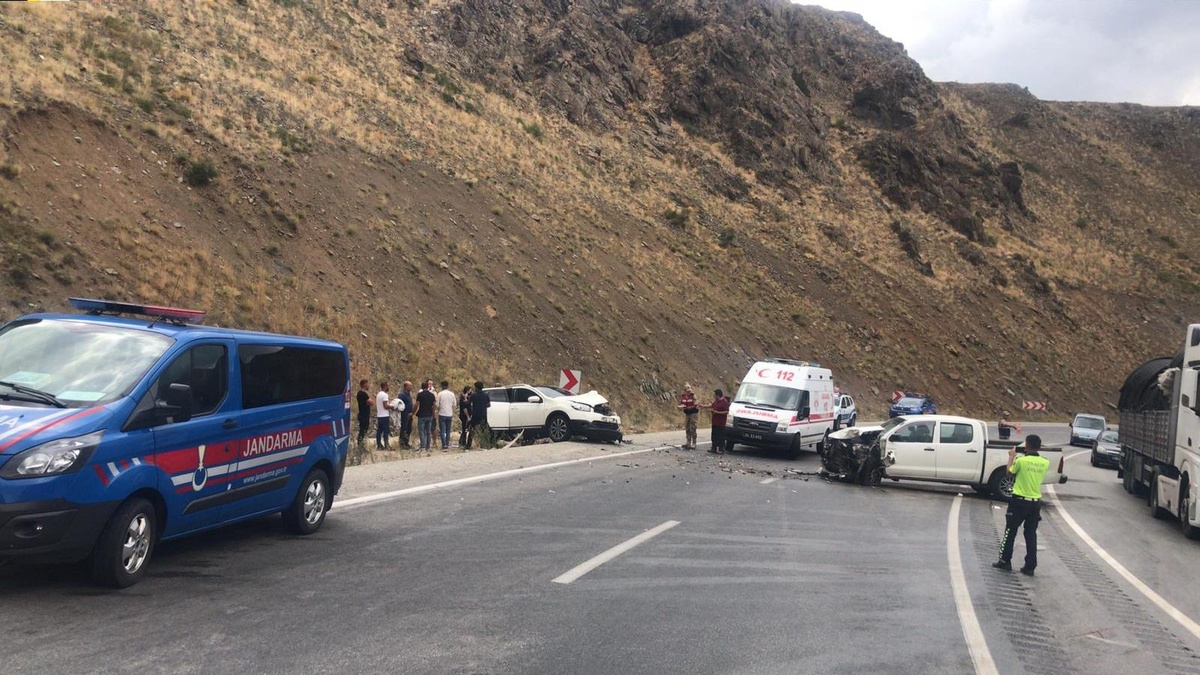 Erzincan\'da iki aracın çarpışması sonucu 9 kişi yaralandı