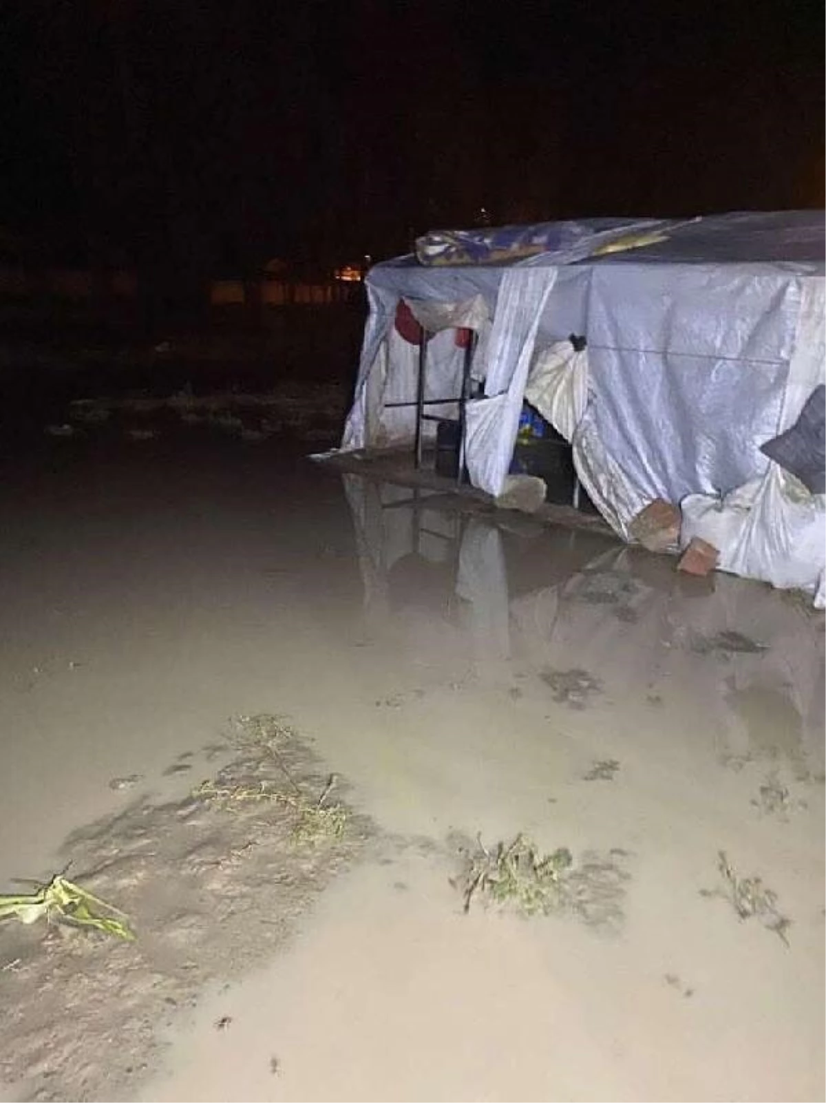 Eskişehir\'deki sağanakta mevsimlik işçilerin çadırlarını su bastı