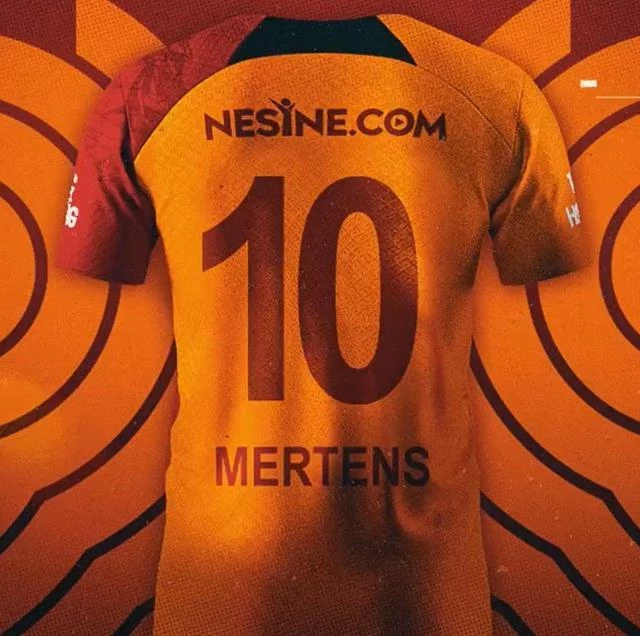 Galatasaray'da 10 numaranın yeni sahibi Dries Mertens oldu