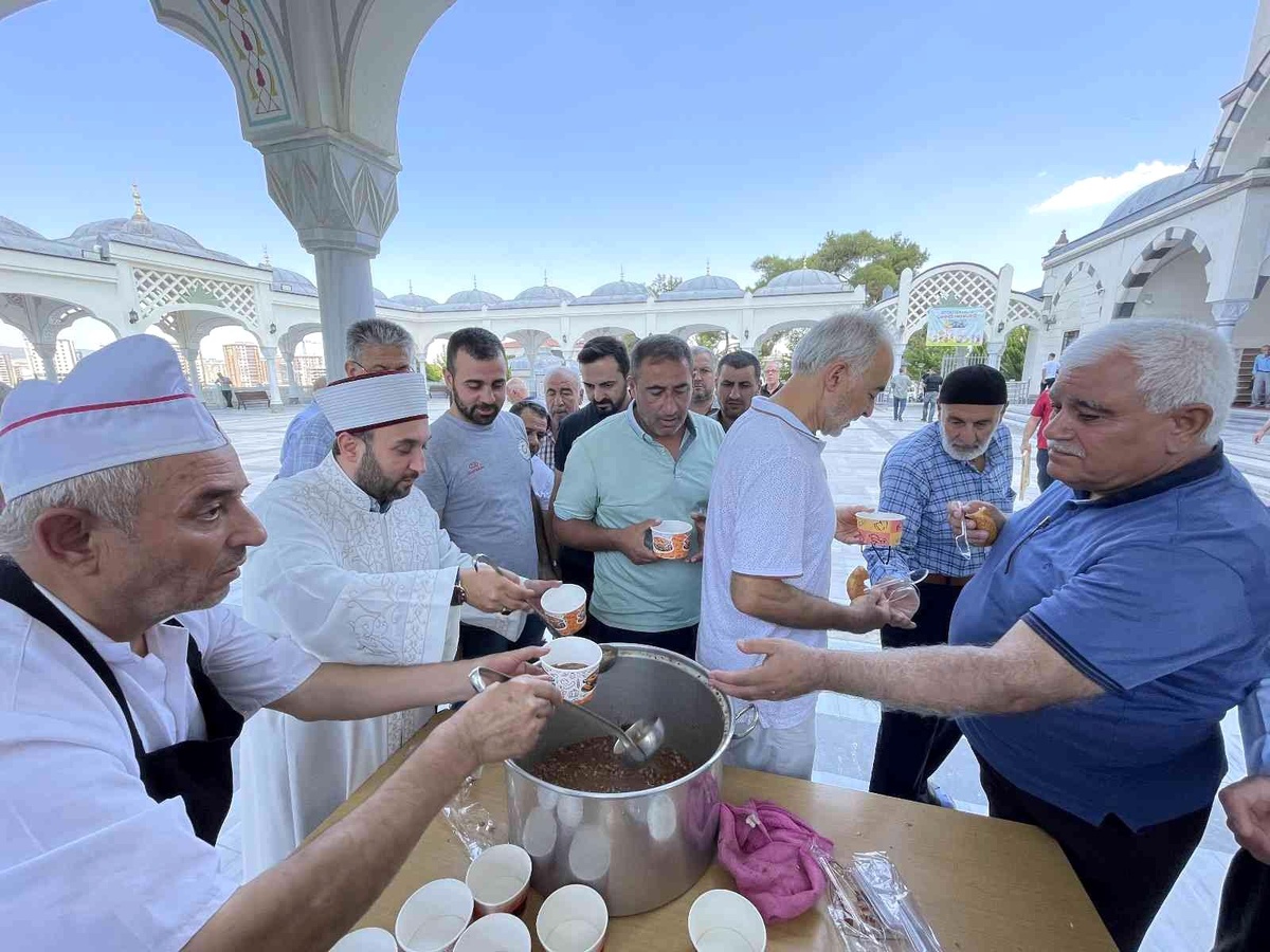 Gaziantep\'te Cuma namazı sonrası cemaate aşure ikram edildi