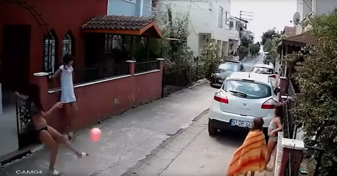 Dar sokakta oyun oynayan çocuklar, hızla geçen otomobilin altında kalmaktan zor kurtuldu: Bu zararlıyı bulun