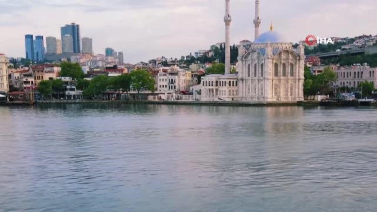 İstanbul Boğazı\'nda yunuslardan görsel şölen
