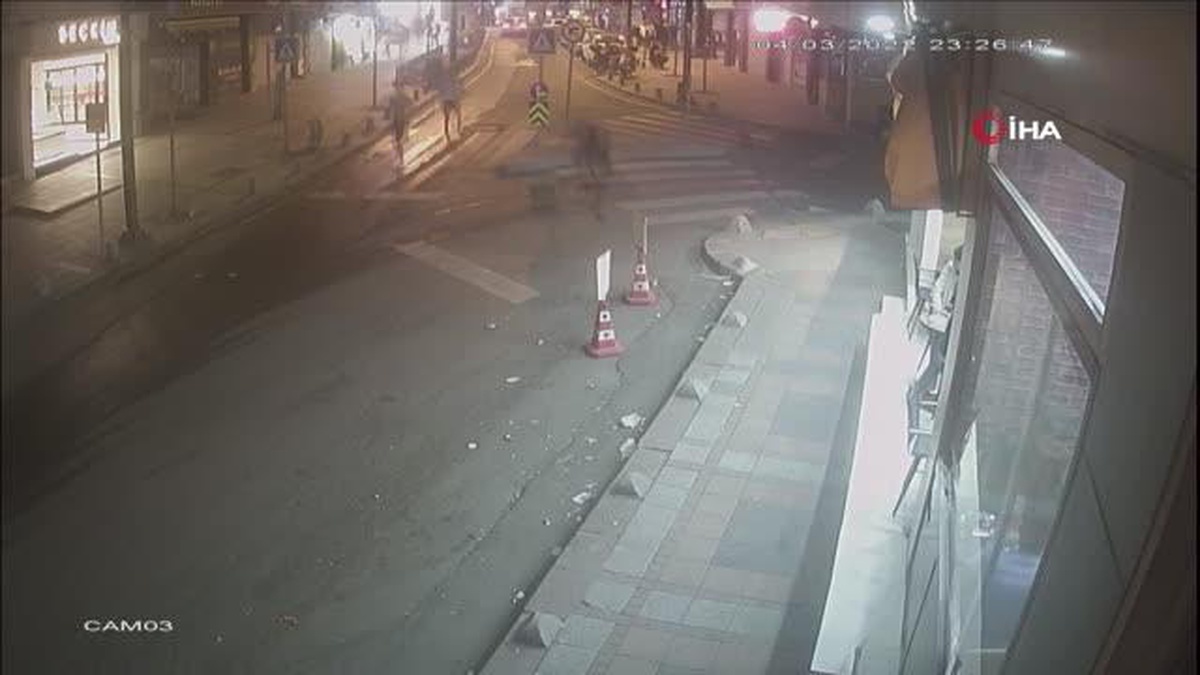 İstanbul\'da dehşet anları kamerada: Tartıştığı genci sırtından bıçaklayıp restorana sığındı
