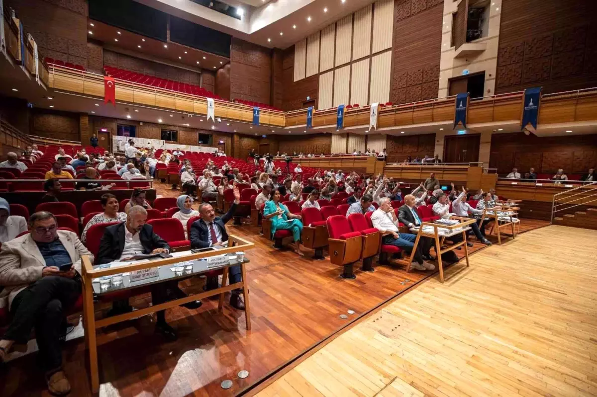 İzmir\'de meclisin gündemi toplu ulaşım tarifesi oldu