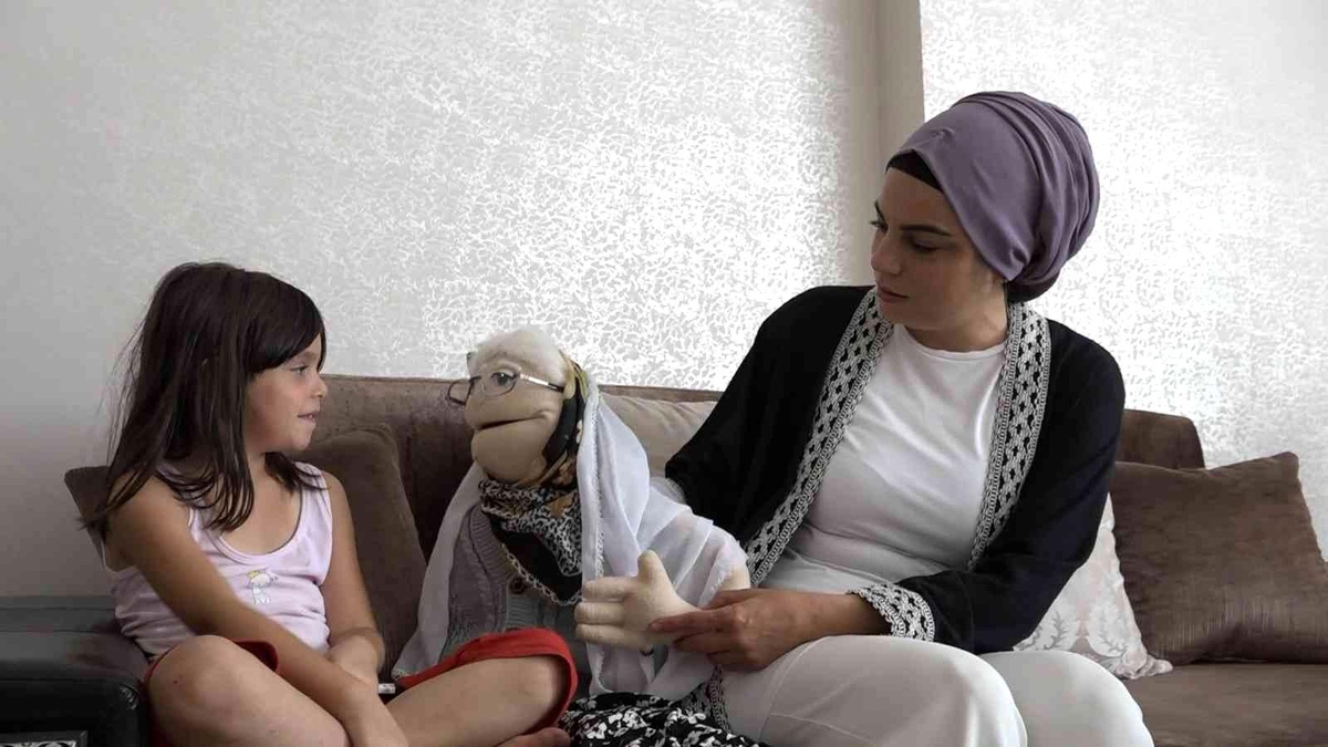 Kaniye öğretmen \'kuklaların sesi\' oldu