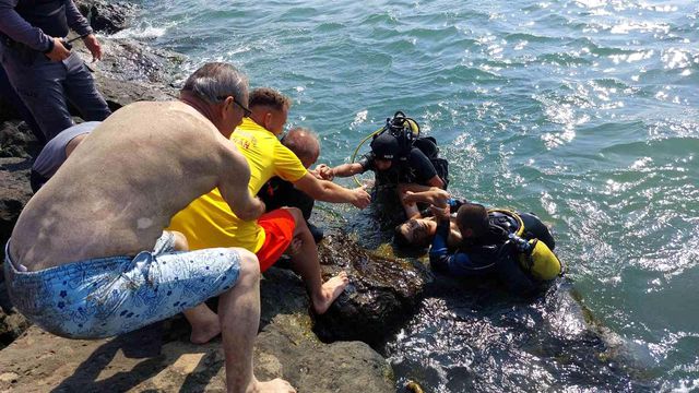 Solunumu ve nabzı durmuş şekilde Karadeniz'den çıkarılan çocuk, yapılan müdahale ile hayata döndü Solunumu ve nabzı durmuş şekilde Karadeniz'den çıkarılan çocuk, yapılan müdahale ile hayata döndü