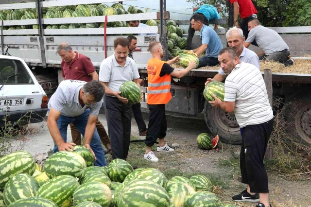 CHP'li belediye, üreticiden aldığı 400 ton karpuzu kilosu 1 liradan vatandaşa sattı