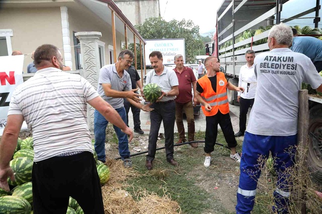 CHP'li belediye, üreticiden aldığı 400 ton karpuzu kilosu 1 liradan vatandaşa sattı CHP'li belediye, üreticiden aldığı 400 ton karpuzu kilosu 1 liradan vatandaşa sattı