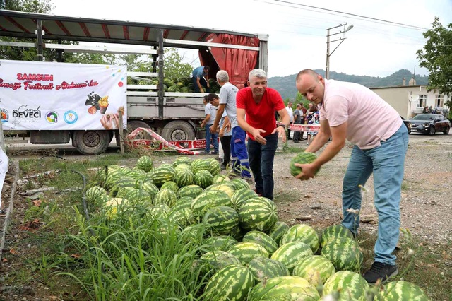 CHP'li belediye, üreticiden aldığı 400 ton karpuzu kilosu 1 liradan vatandaşa sattı CHP'li belediye, üreticiden aldığı 400 ton karpuzu kilosu 1 liradan vatandaşa sattı