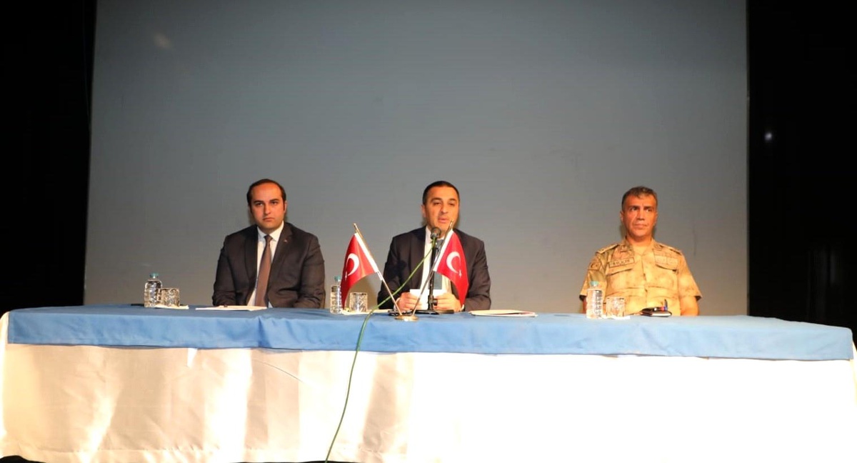 Kars Valisi Öksüz, muhtarlarla buluştu