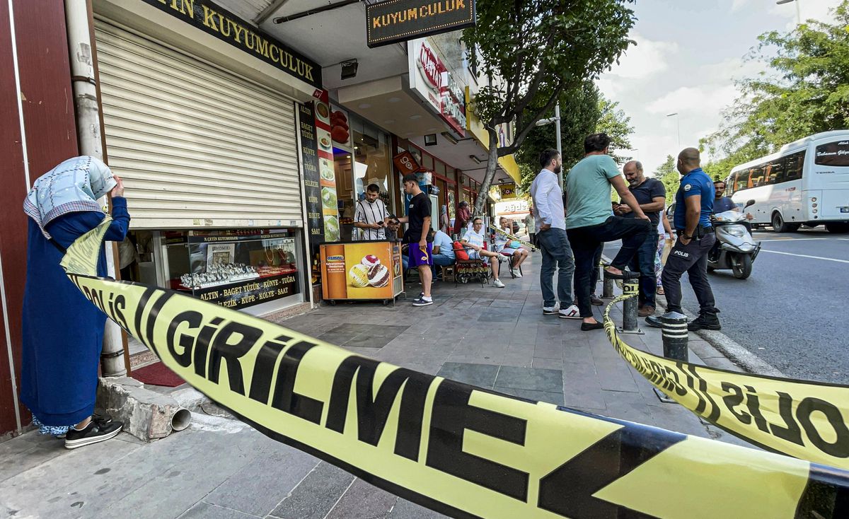 Küçükçekmece'de kuyumcudan yaklaşık 1 kilo altın çalındı