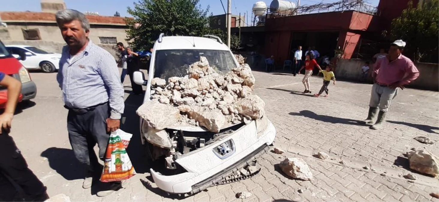 Mardin\'de çöken istinat duvarı 3 araca zarar verdi