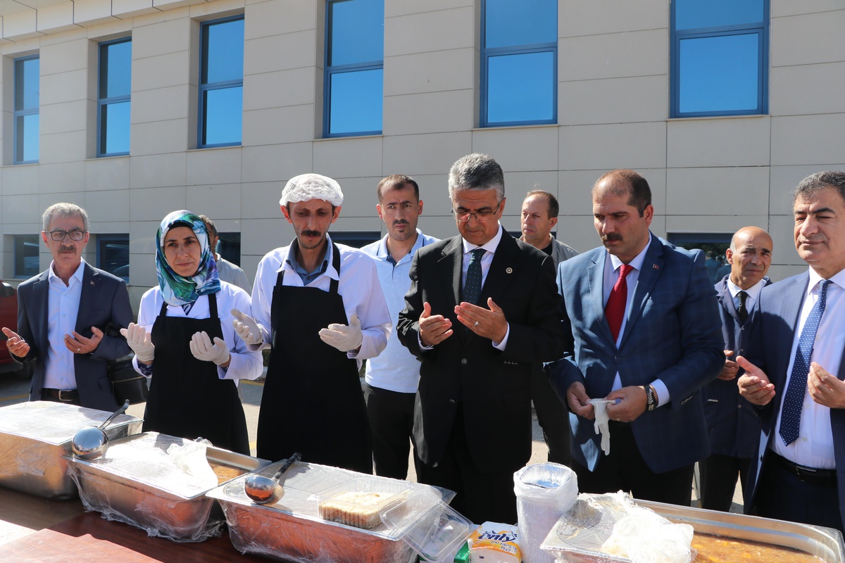 MHP Genel Başkan Yardımcısı Aydın, Erzurum\'da vatandaşlara aşure dağıttı