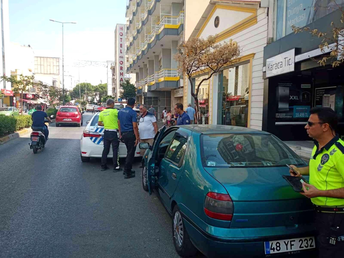 Motosiklet, aniden açılan aracın kapısına çarptı: 1 yaralı