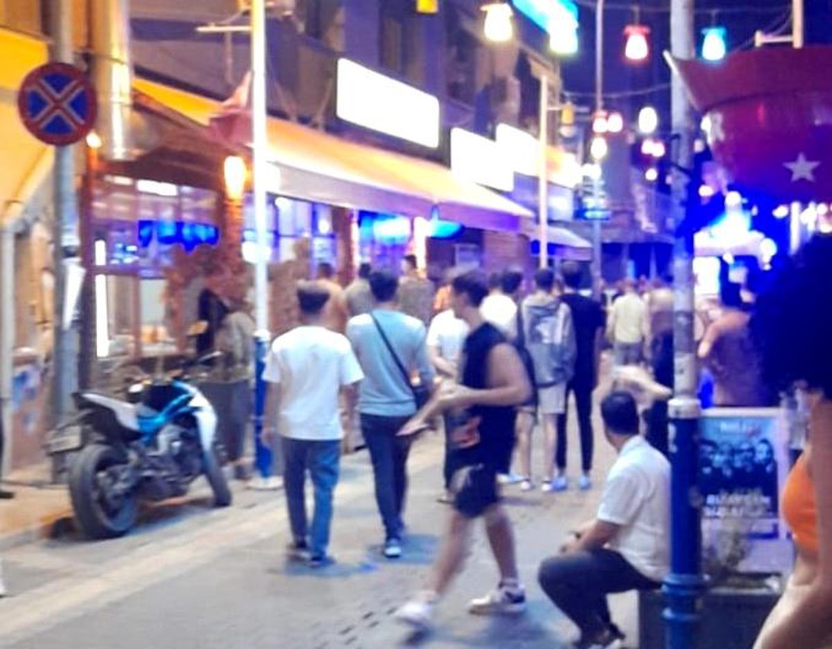Olaya müdahale eden polis merdivenlerden düşerek ağır yaralandı