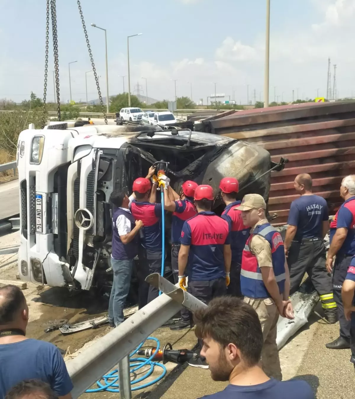 Osmaniye\'de devrilerek yanan tırda sıkışan sürücü hayatını kaybetti