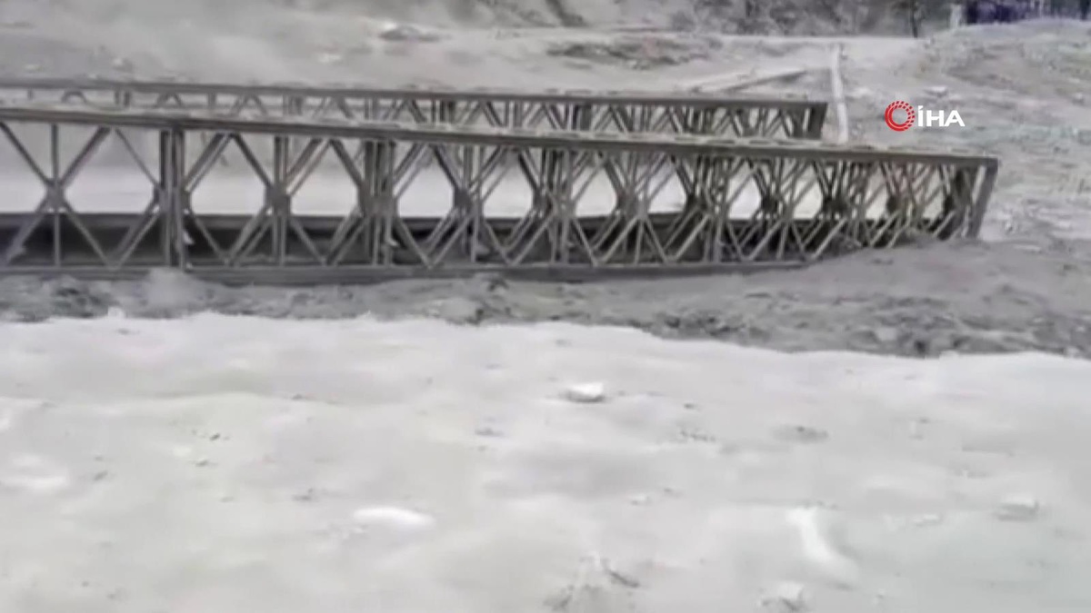 Pakistan\'da köprü sel sularına kapıldı