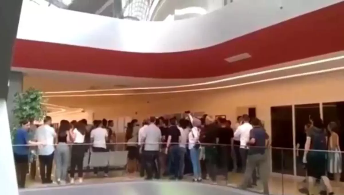 Rektör vekilinin makamını basmaya çalışan öğrenciler ile güvenlik arasında arbede