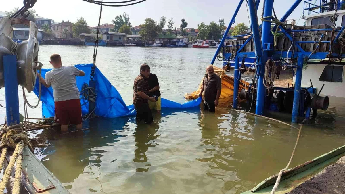 Sakarya\'da su alan balıkçı teknesi batmaktan kurtarıldı