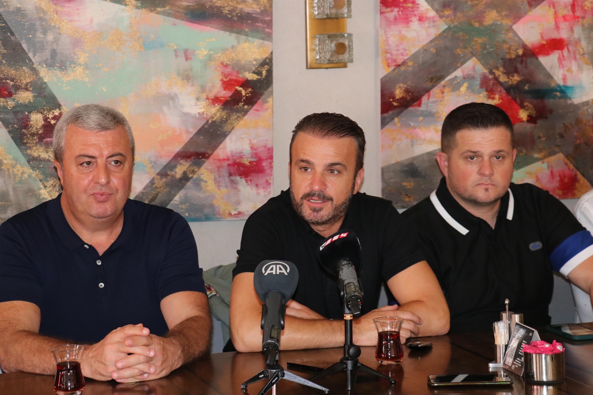 Sakaryaspor Kulübü Başkanı Cumhur Genç\'ten kadro yapılanmasıyla ilgili açıklama Açıklaması
