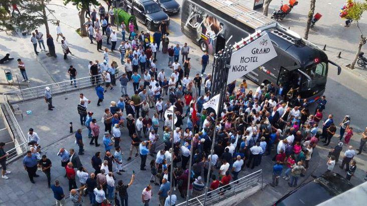 "Siyasetçi velinimetine terörist diyebilir mi" diyen Meral Akşener: Siyasetçiler sürekli birbirine laf çakıyor